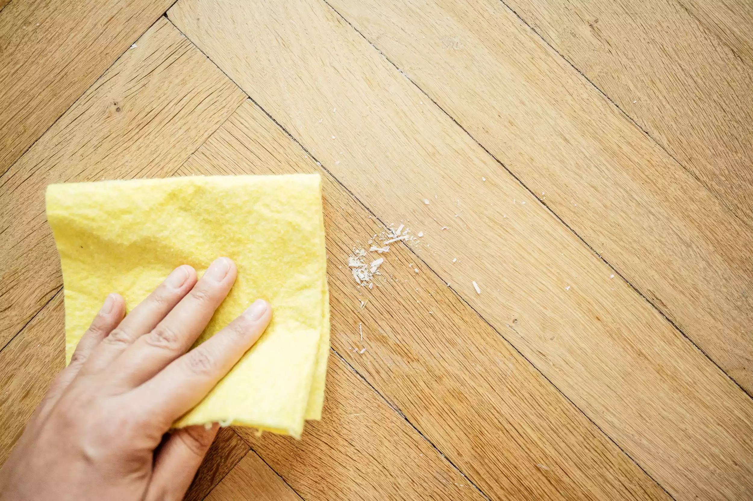 Dùng khăn lau sạch vết sáp vừa cạo xong