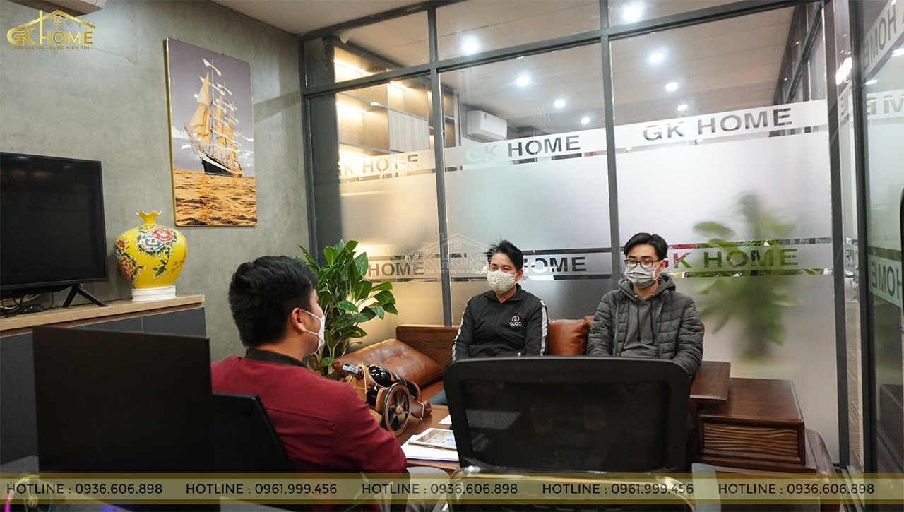 Gia chủ đến công ty trao đổi với kiến trúc sư về những mong muốn của mình