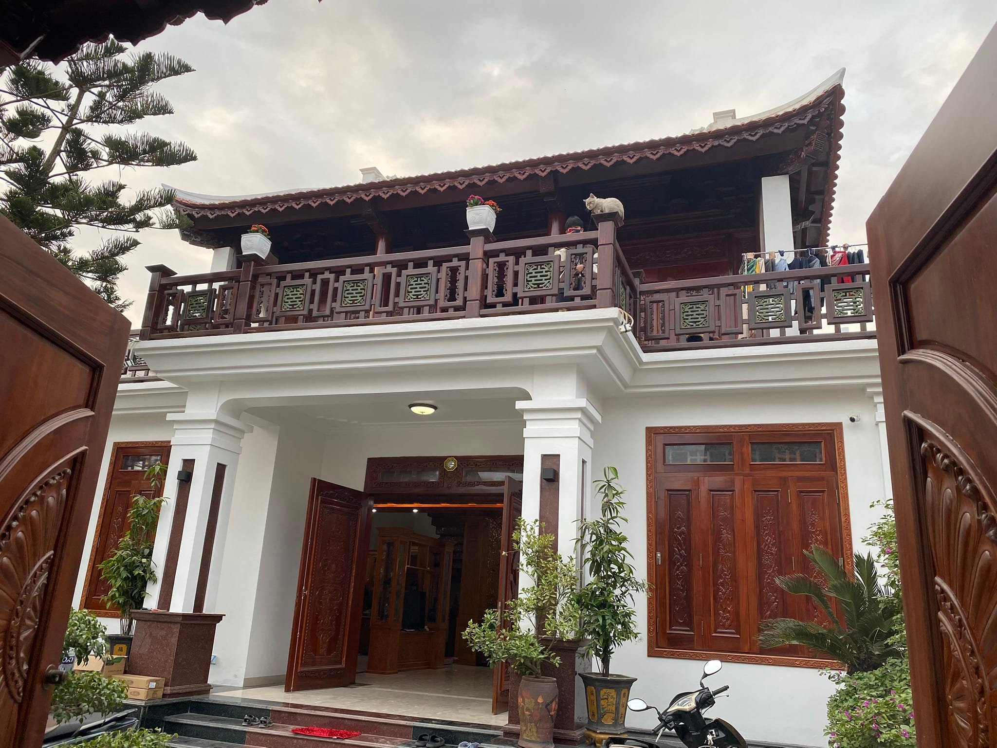 nhờ vào việc sử dụng tường gỗ và hệ thống mái ngói vẩy rồng màu đỏ. quen thuộc ở các vùng quê.