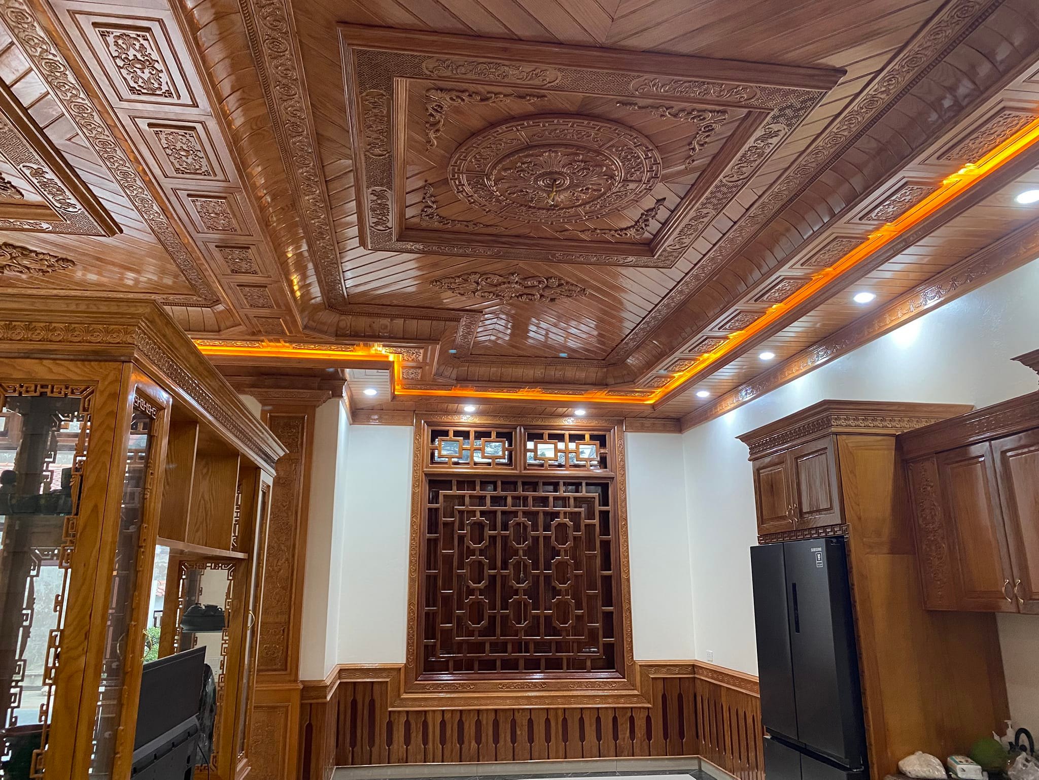những cột trụ tròn làm bằng gỗ tự nhiên để nâng đỡ toàn bộ kiến trúc nhà thờ, vừa tạo sự chắc chắn, mạnh mẽ, vừa tăng độ thẩm mỹ cho công trình.