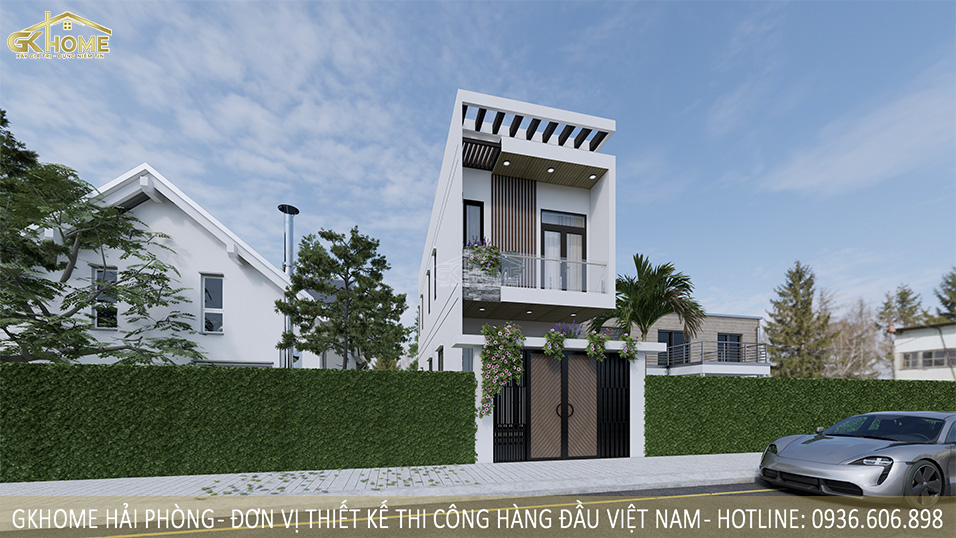 Cổng nhà và ban công được bố trí những giàn hoa treo tạo vẻ thiên nhiên hóa cho công trình